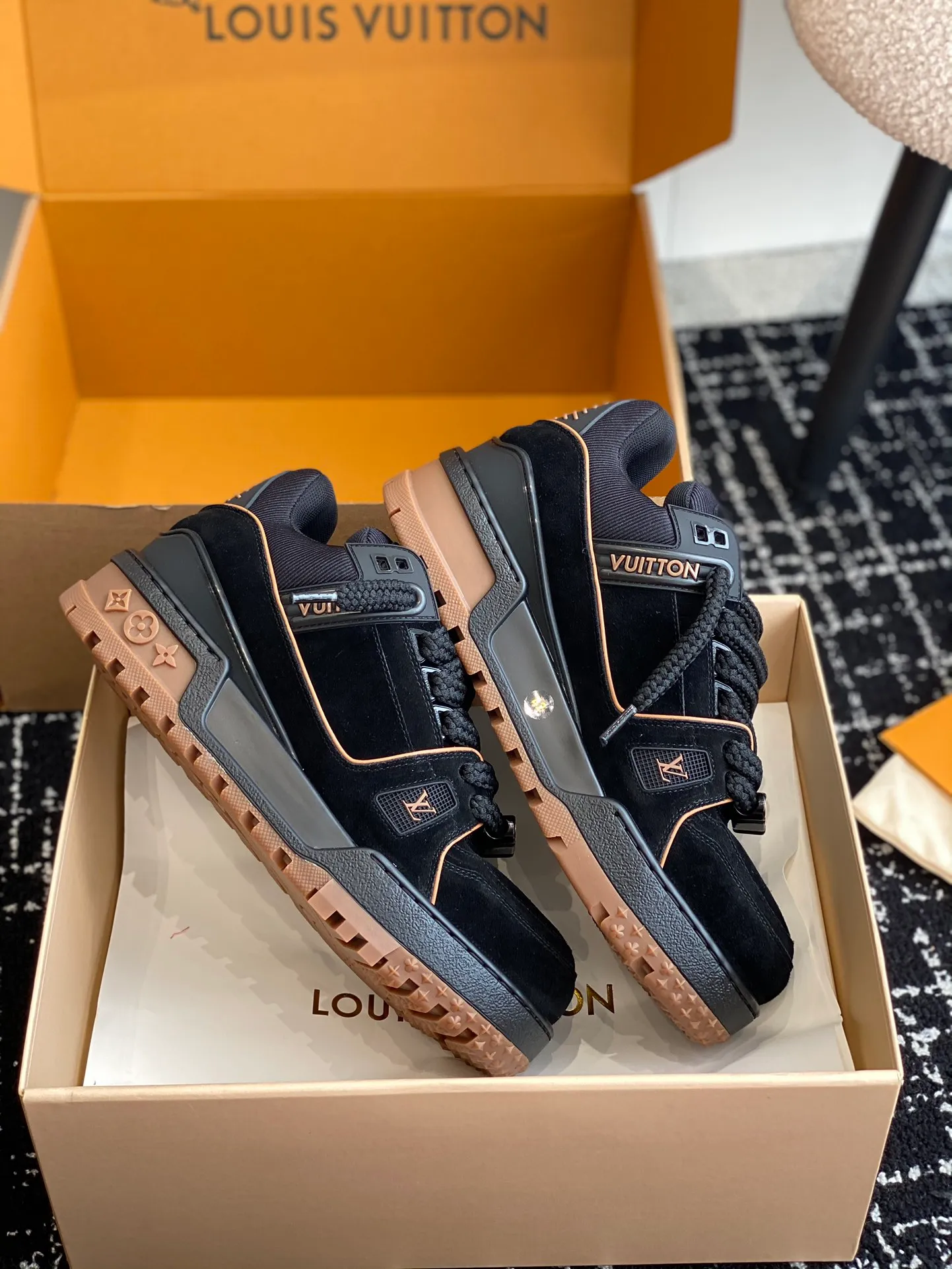 👟👟Ex-factory price 840👟👟 The latest upgraded version of lvtrainer Little Fatty 2023 is the same as the original version. Exclusive mold opening. Market ceiling level. Welcome to compare. At the Louis Vitton 2023 show, the new Trainer was unveiled. The new shoe style did not change much in the upper design, but the shoe shape became wider. Thicker and larger tongues replace the original visual effect. Since the launch of Lanvin bread shoes, this fat shoe style has become more and more popular!  Select imported calfskin/denim splicing/Yangjing material, exclusive molded outsole fasteners, decorative accessories can be removed at will!  Size: #35-45 (⚠️40 for women, 45 for men, customization is non-refundable)